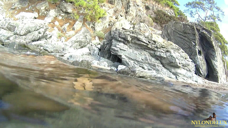 Nylondelux: Nylonová zábava na veřejné pláži