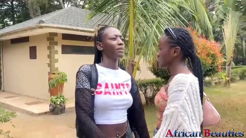 African Beauties: Две лесбийские милашки трахаются с дилдо в публичном парке