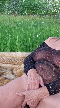 Bunica se excită masturbându-se și țipând afară!