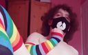 Femboy Raine: Ny video av att använda den dubbla dildon