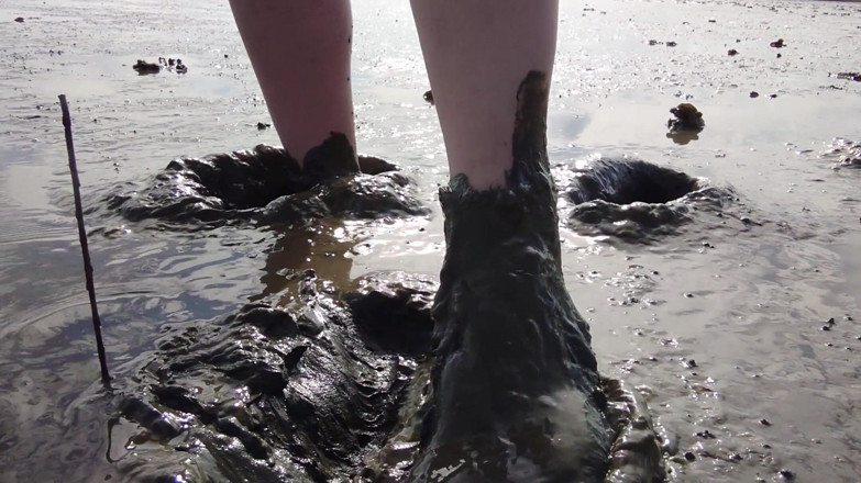 Footfetish: In Fine Stockings in the Wadden Sea of Wangerland