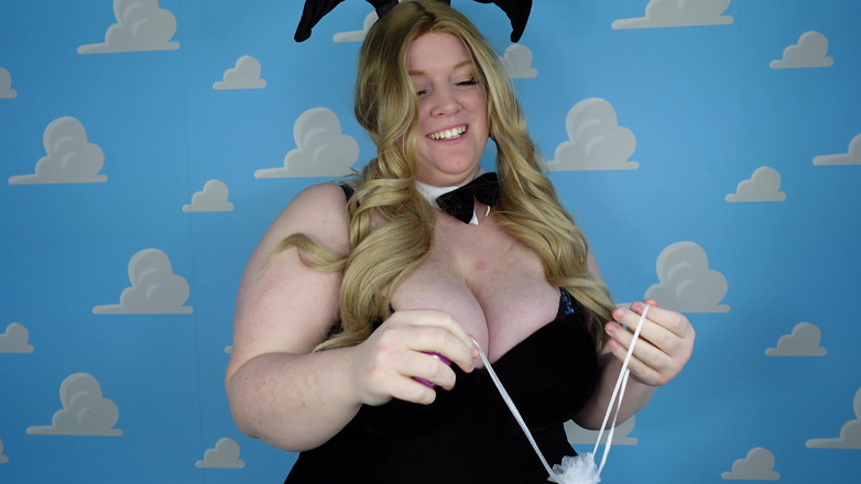 Julie Bliss: Giantess bunny bliss - chơi vú