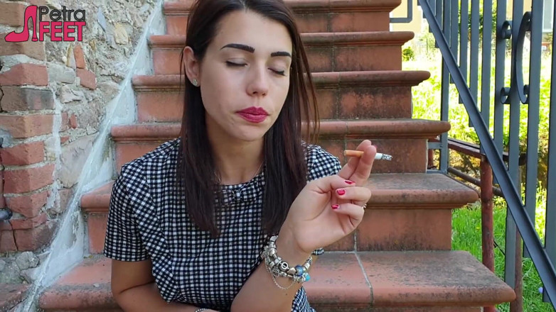 Smokin Fetish: Utomhus rök action med brunett Petra