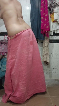 Priya bhabi güzel arka taraf büyük göt banyo yapıyor