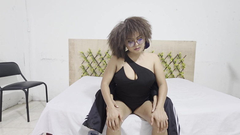 NEGRITA SEXY: Я привела свою коллегу работать сверхурочно на дому. Секс дома.