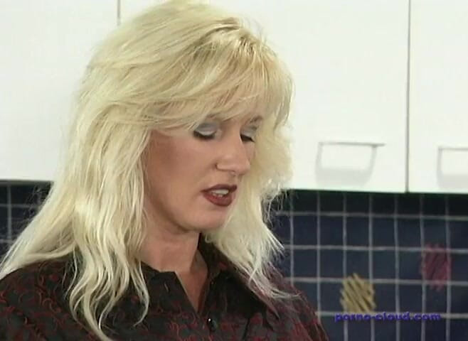 Porno Cloud: Two MILFs in pissing situation