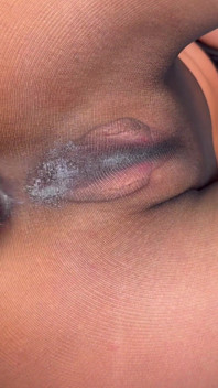 Regardez-moi me baiser la chatte à travers des collants noirs sans couture