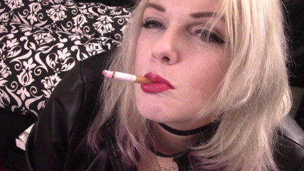 Smoke Temptress Annie Vox - Smoking Fetish: มาร์ลโบโรแดงห้อยควัน