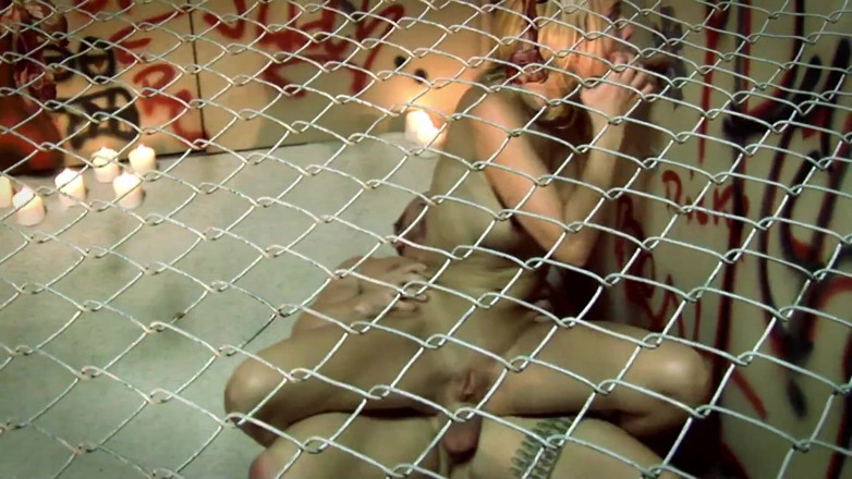 Sex All Together: สาวผมบลอนด์ถูกขังกรงโดนหลายควยผลัดกันเย็ด