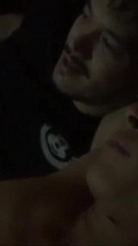Mijn beste vriend komt aan van een reis en ik begroet hem met een legendarische pijpbeurt!