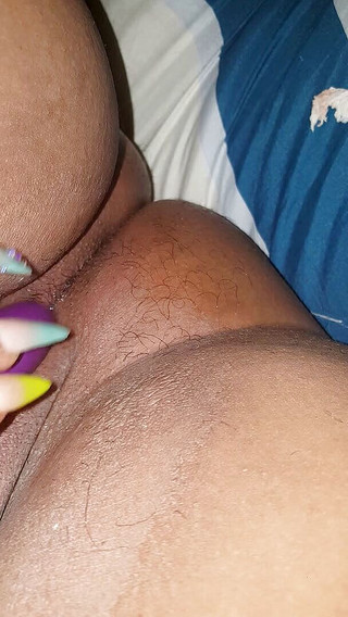 La Diabla: Si masturba la figa succosa con dei giocattoli