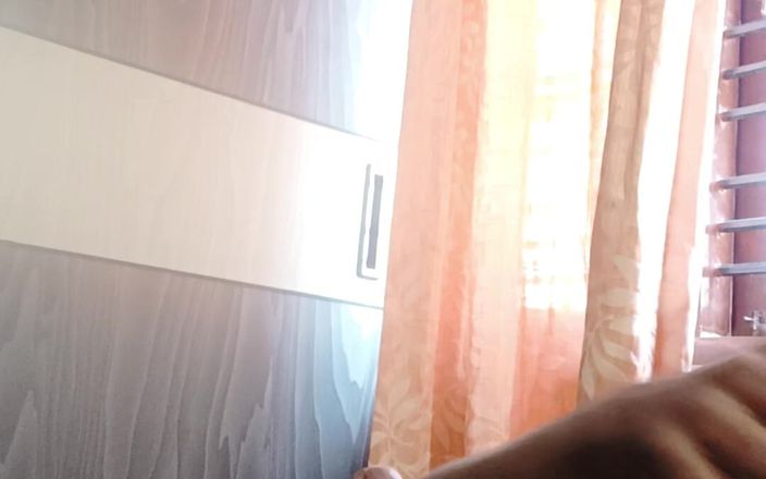 HornyHunk: 내 자지에 기름을 싸고 이웃 팬티와 브래지어로 자위해