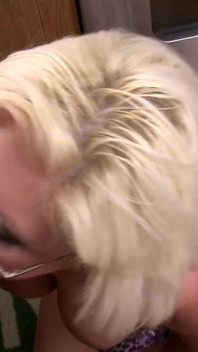 Blonde spermaslet wordt geneukt met enorme ladingen