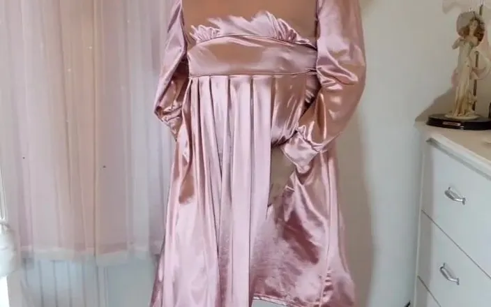 Nottstvslut: Crossdresser in vintage satin dress