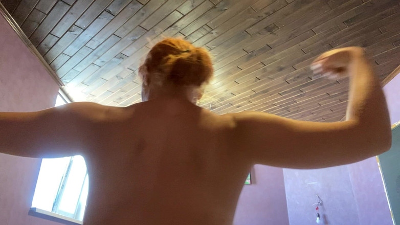 Risky Hairy Couple: Рыжая милфа показывает свои сильные мышцы