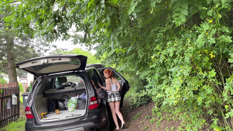 No panties TV: Pelirroja caliente en falda corta carga un auto