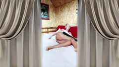 Lukerya: Heiße Hausfrau Lukerya. Dicker Hintern Auf Einem Großen Bett.