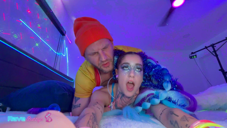 Rave Bunnys: Rave girl madison steel allarga le gambe per il cazzo...