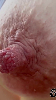 Rebotando tetas por encima de tu cara y en primer plano que juegas con los dedos