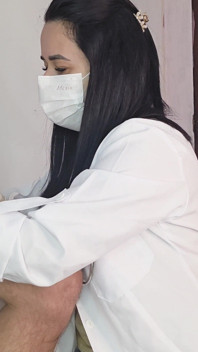 대학 비상 사태 : 간호사는 지속적인 발기와 학생을 검사