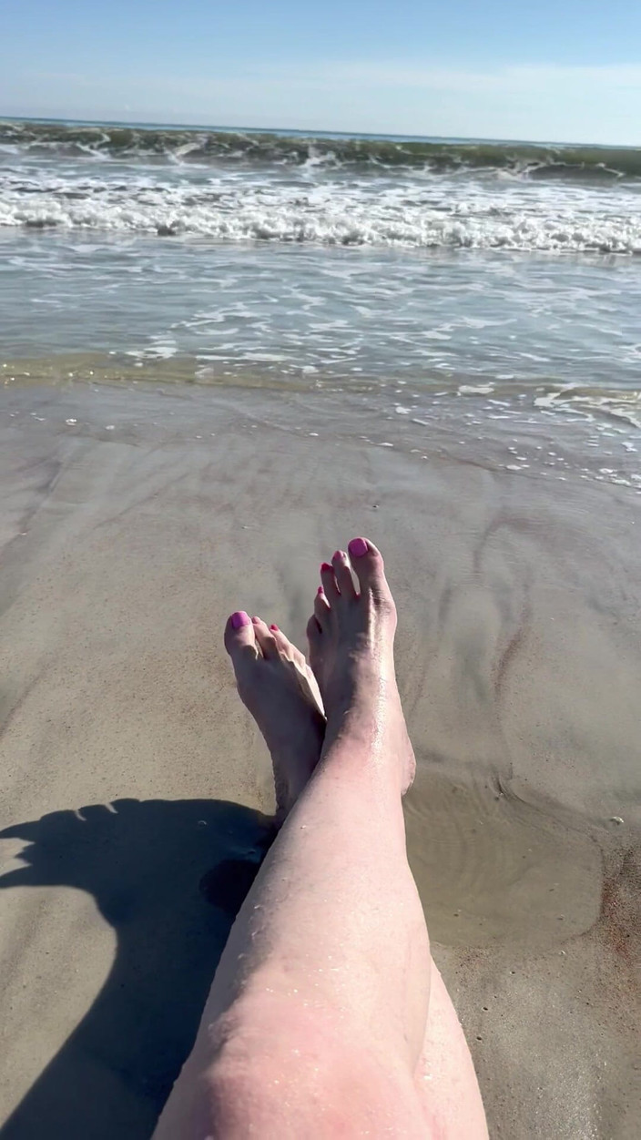 Peppermint Giantess: 16 फीट और पैरों के आकार पर दुर्घटनाग्रस्त लहरें