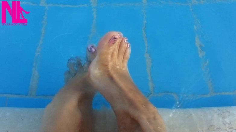 Nyllady: Tarian telanjang menjuntai di kolam renang air