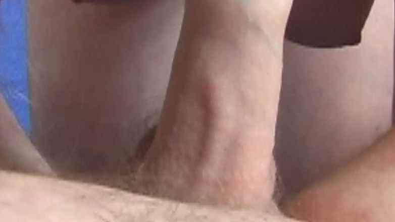 Bouncy Tits Action: Genç kız gırtlağına kadar alıyor ve yüzüne büyük boşalma