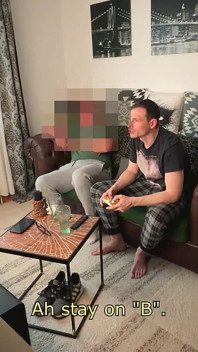 게이에게 유혹당하고 게임하는 동안 소파에 빨려들어지는 호기심 많은 핸디맨