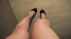 Teasecombo 4K: POVからかい長い脚とふくらはぎにハイヒール