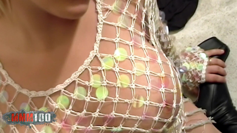 MMM100: Raquel：raquel，一个大奶子西班牙金发女郎向我们展示她的大阴户