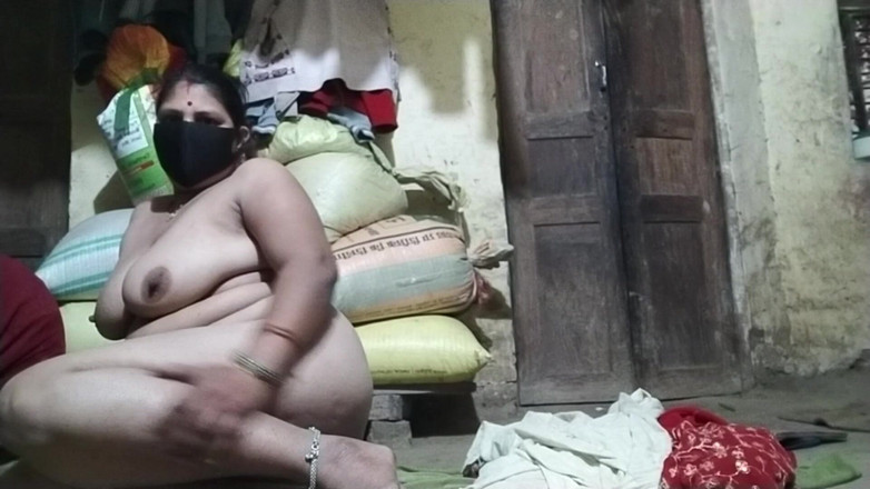 Desi_bhabhi121: Sexy Bhabh Prstění Kundičky Nahých Prsou Stiskem