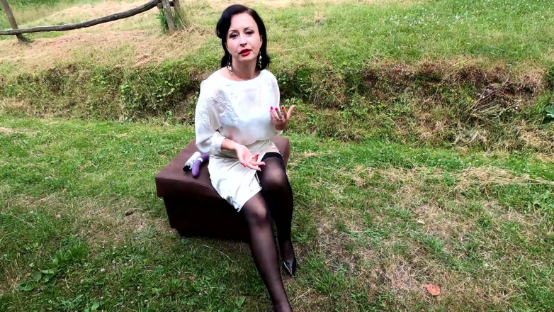 Wanilianna: Lila dildo och svarta strumpor