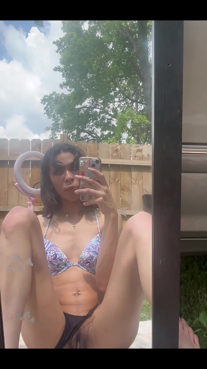 theunholychi: Dışarıda eğleniyor