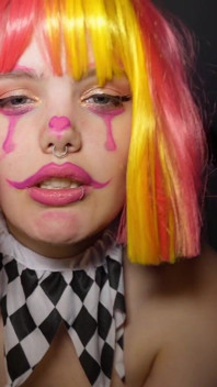 Een voorproefje van Clussy: giechelend de sletterige clown! - Het circus van vleselijke curios van Cirque faith - Ezra Faith