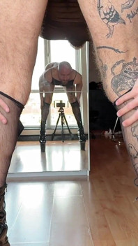 Une tapette dans des bas en chaussettes et un body danse, se déshabille, lui fiste le trou et utilise de gros jouets