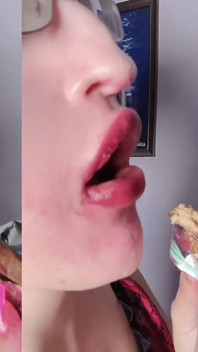Asmr zoete chocolade eten- Asmr, bril, reuzes, lippenstift, grote lippen, mough, voedsel, gezichtfetisj, lange nagels