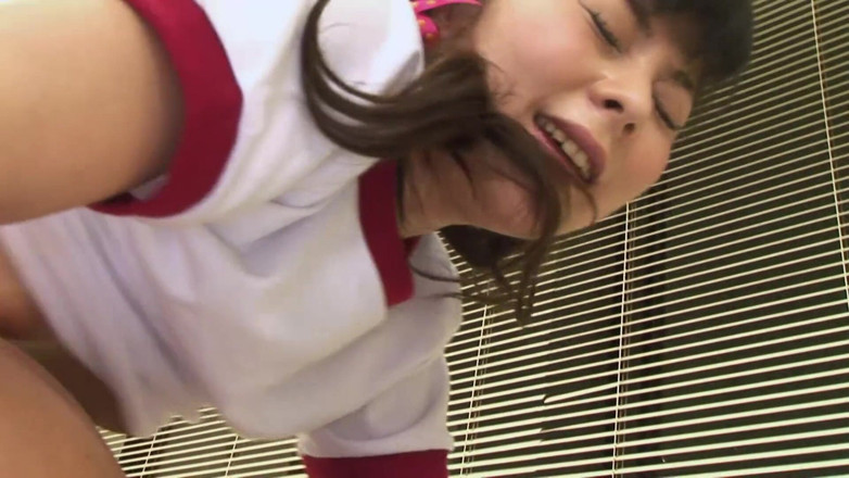Pure Japanese adult video ( JAV): Двоє збуджених чоловіків глибоко трахаються і наповнюються спермою японської тінки з поголеною пиздою