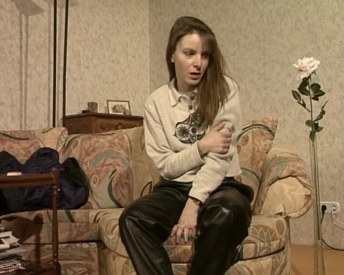 YOUR FIRST PORN: Nicole kıllı amına masaj yapıyor