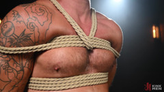 Bound gods: 肉厚なビーフケーキ・トリップ・ベイツがショーン・ザビエルの巨大なチンポを受け入れる準備ができている