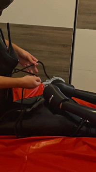 Menina de látex tendo orgasmo maciço com enorme vibrador enquanto está amarrada e em capa de látex completa e saltos de balé!