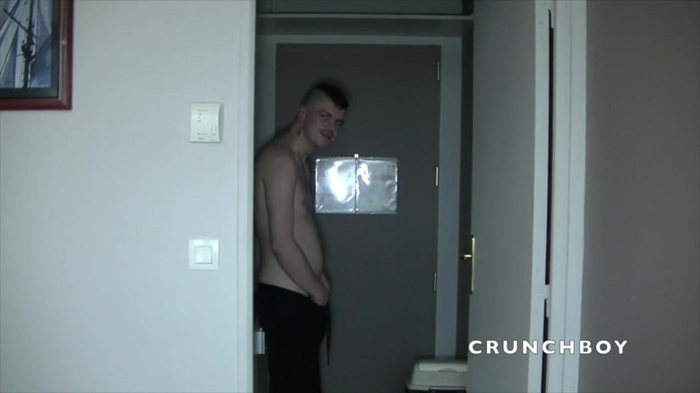 Gaybareback: Leo bị anh chàng thẳng gợi cảm tò mò