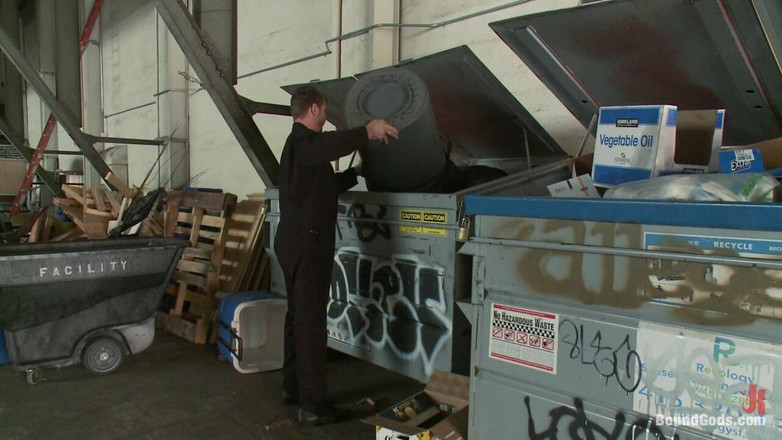 Bound gods: 더 소름 끼치는 관리인과 또 다른 보디빌더