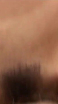 Si blonde seksi dengan cermin mata menghisap batangnya dalam rakaman dekat