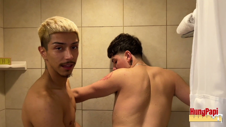 Hung Papi: La duș, twink futută are parte de o pulă latino...