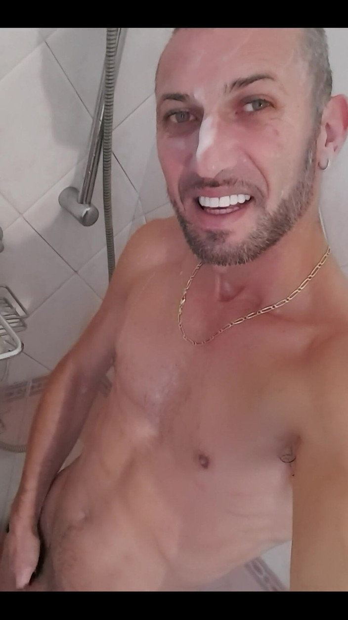Boy jerking off: Hãy đến tắm nước nóng với tôi?