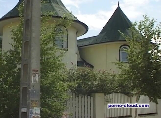 Porno Cloud: Gırtlağına kadar alma sarışın yarak ve oyuncakla sikiliyor