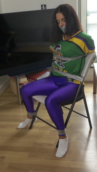 Latina en: ¡el miembro del equipo de hockey grabado en una silla y amordazado! (4k)