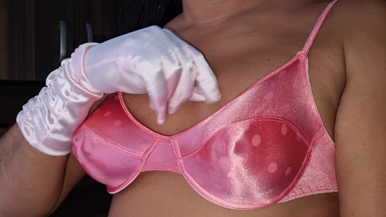 Only bras: Bra satin klasik vs. sati, dengan payudara runcing