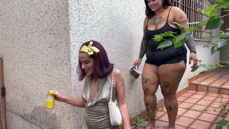 Quente club: Dik meisje pikte milf op bij Carnaval blok en nam...