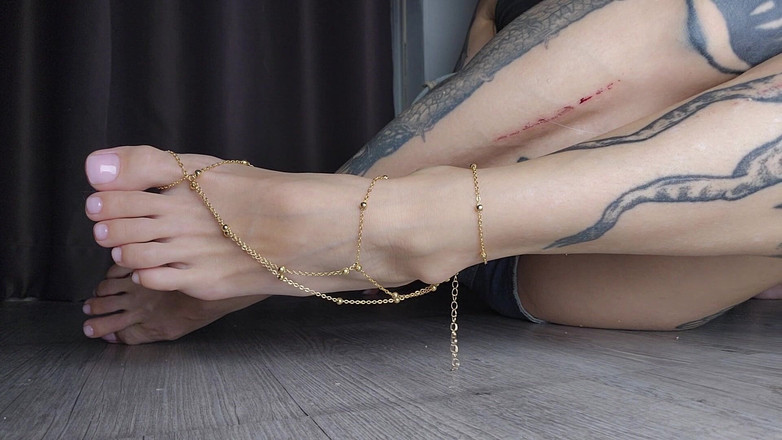 TattoedGirl666: Pies sexy con cadena
